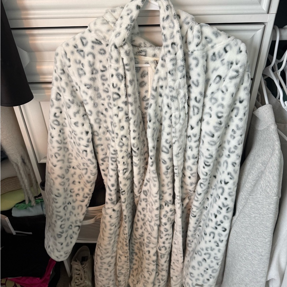 Leopard Print Women's robe *COLLEGE MOVEOUT BEST OFFER*